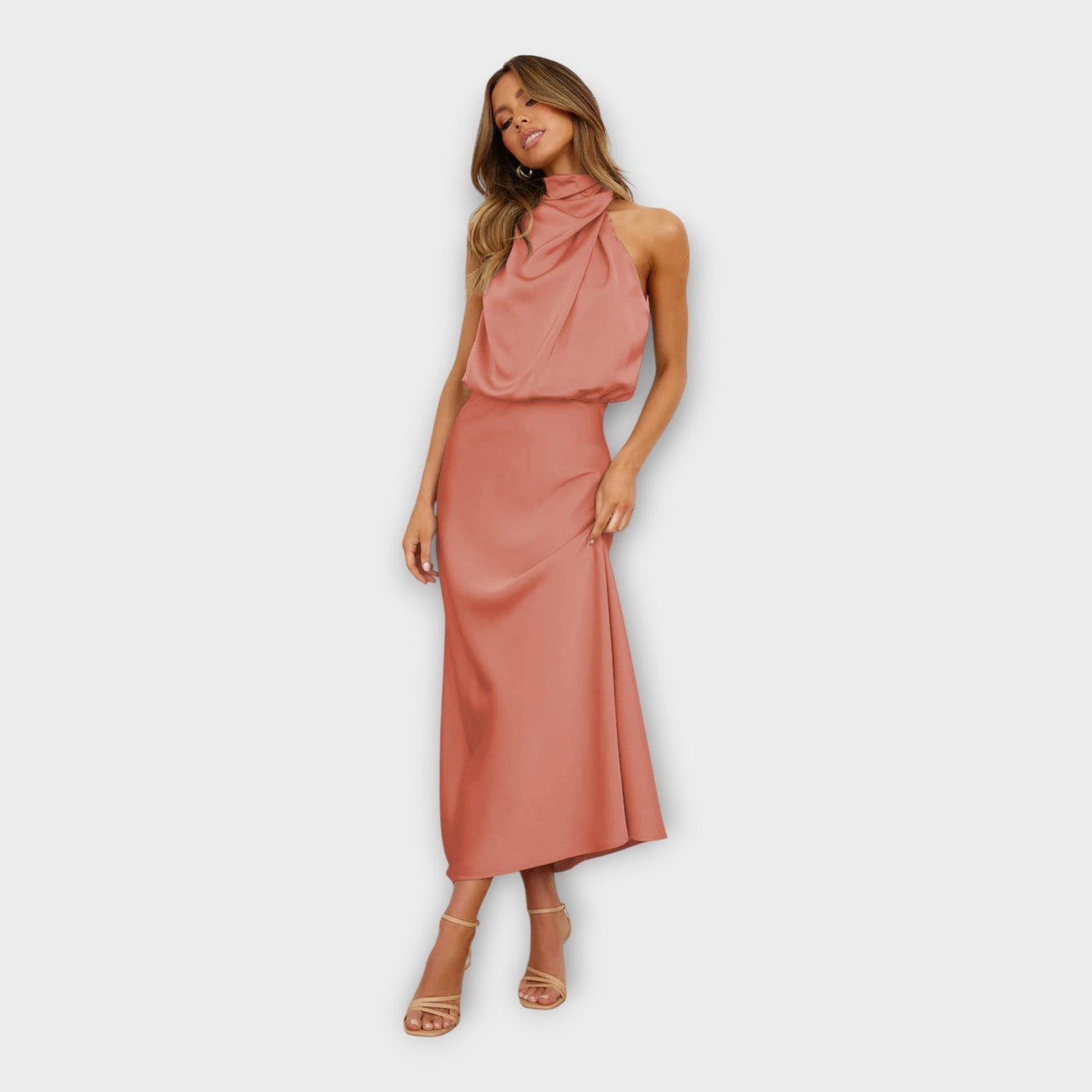 Duga Saten Haljina s Visokim Ovratnikom i Otvorenim Leđima