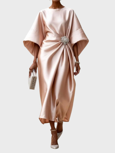 Saten Haljina s Bočnim Plisiranjem i Dekorativnom Kopčom