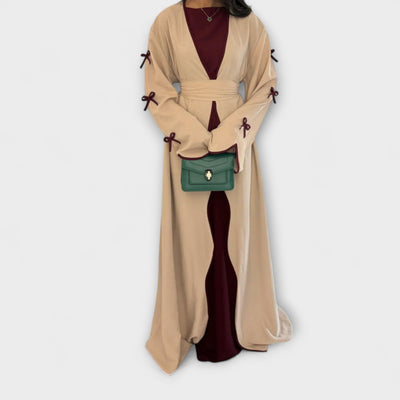 Stylish Kardigan i Haljina u Kombinaciji s Prugastom Dekoracijom