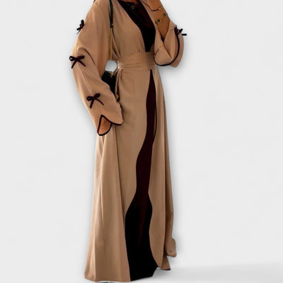 Stylish Kardigan i Haljina u Kombinaciji s Prugastom Dekoracijom