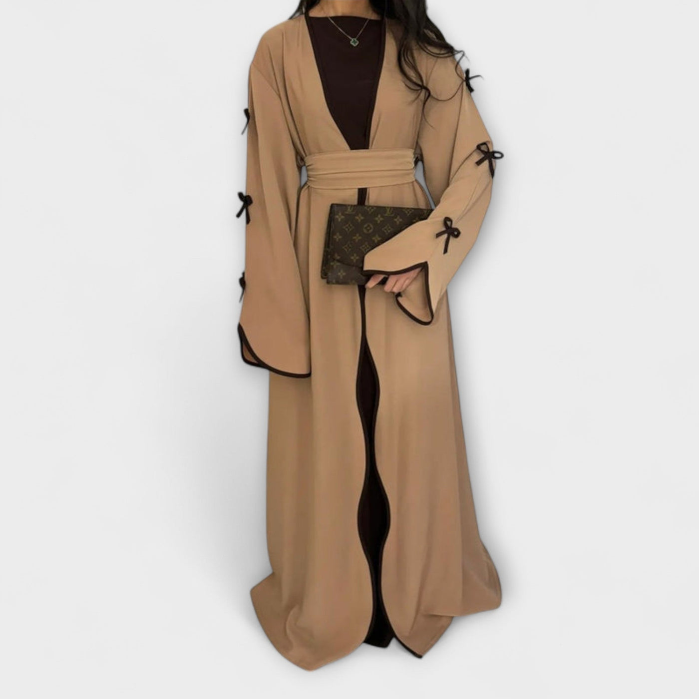 Stylish Kardigan i Haljina u Kombinaciji s Prugastom Dekoracijom