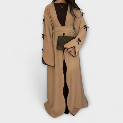 Stylish Kardigan i Haljina u Kombinaciji s Prugastom Dekoracijom