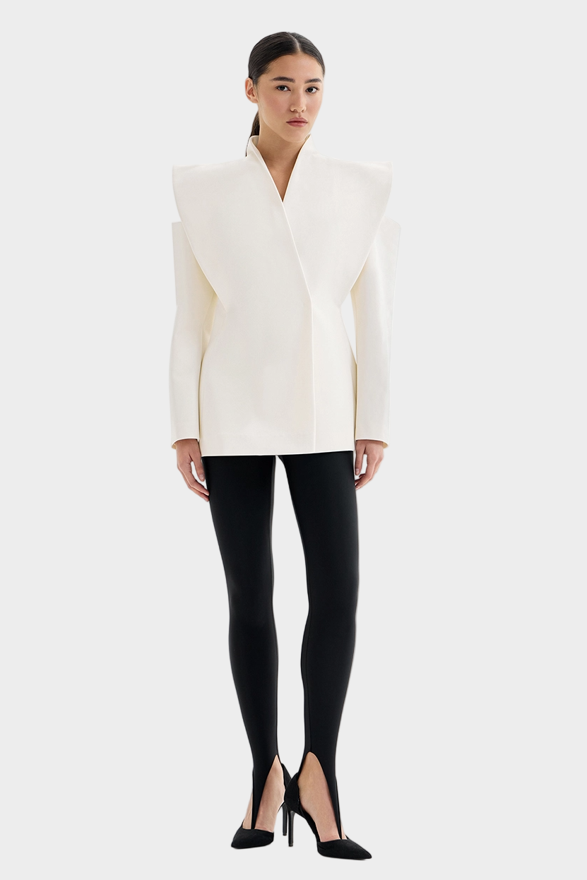 Skulpturalno sako s naglašenim ramenima