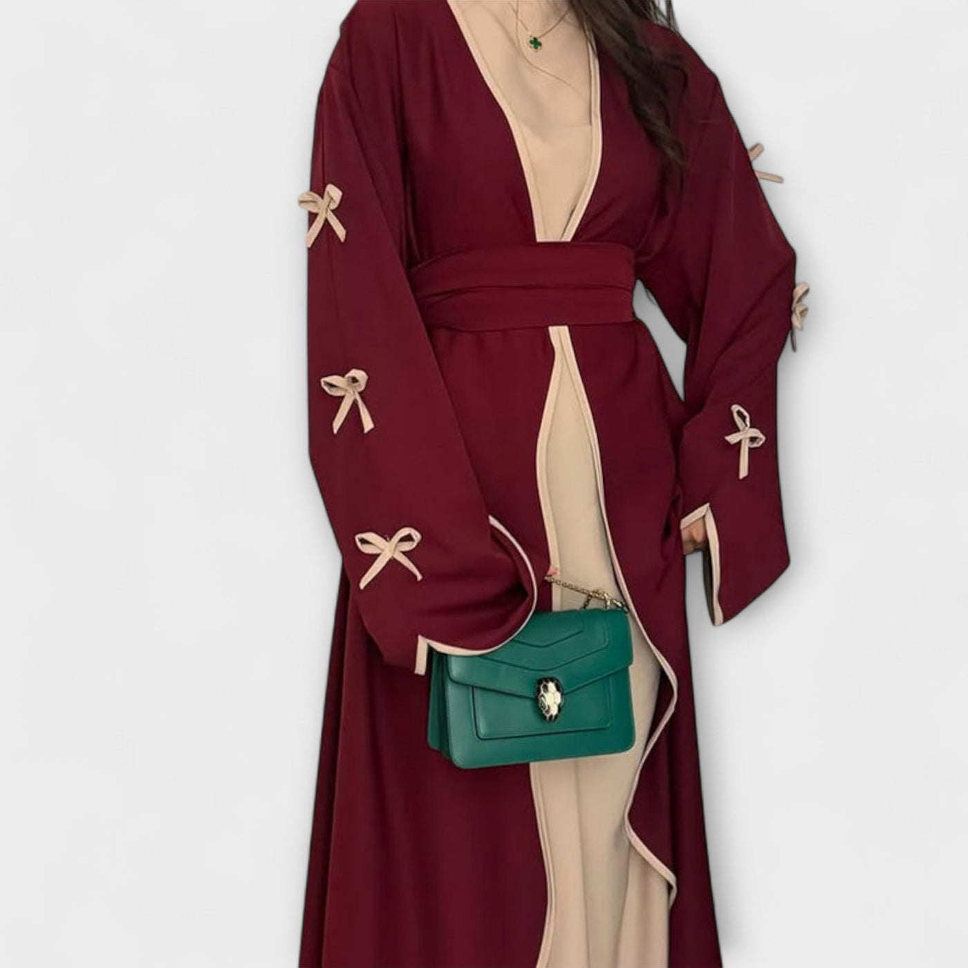 Stylish Kardigan i Haljina u Kombinaciji s Prugastom Dekoracijom