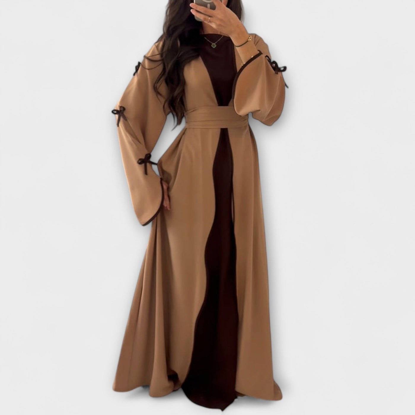 Stylish Kardigan i Haljina u Kombinaciji s Prugastom Dekoracijom