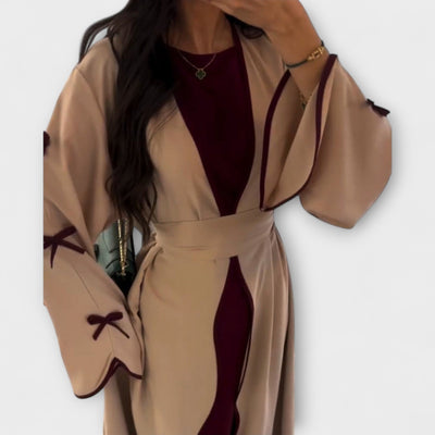 Stylish Kardigan i Haljina u Kombinaciji s Prugastom Dekoracijom