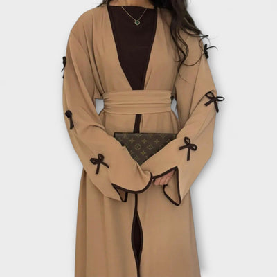 Stylish Kardigan i Haljina u Kombinaciji s Prugastom Dekoracijom