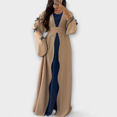 Stylish Kardigan i Haljina u Kombinaciji s Prugastom Dekoracijom