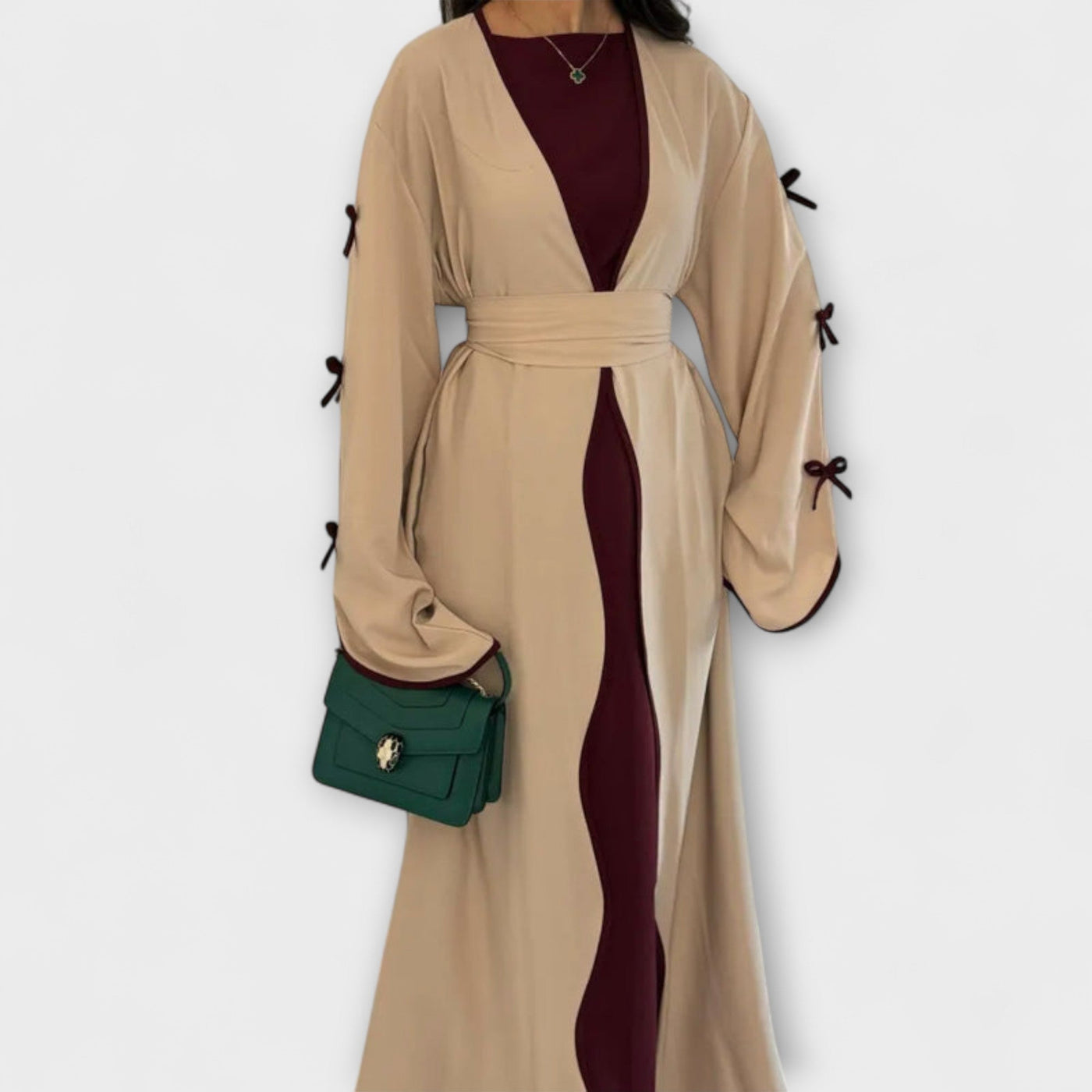 Stylish Kardigan i Haljina u Kombinaciji s Prugastom Dekoracijom