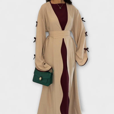 Stylish Kardigan i Haljina u Kombinaciji s Prugastom Dekoracijom